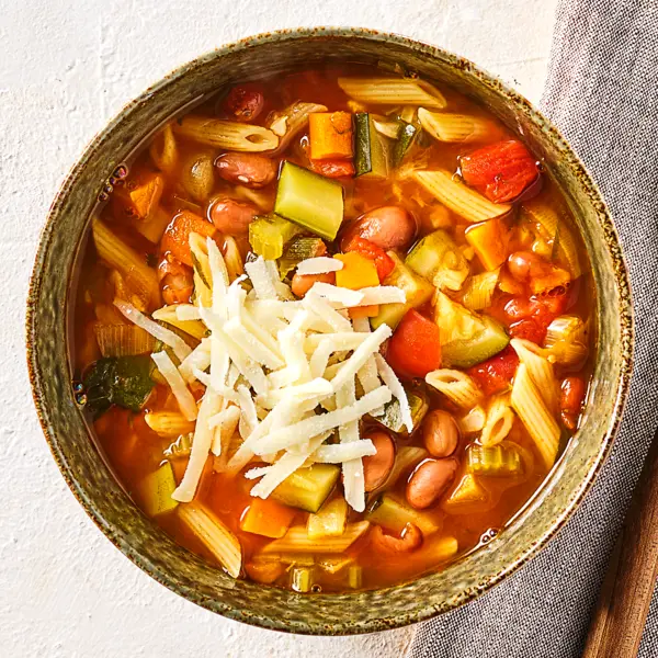 Minestrone avec pâtes et haricots blancs