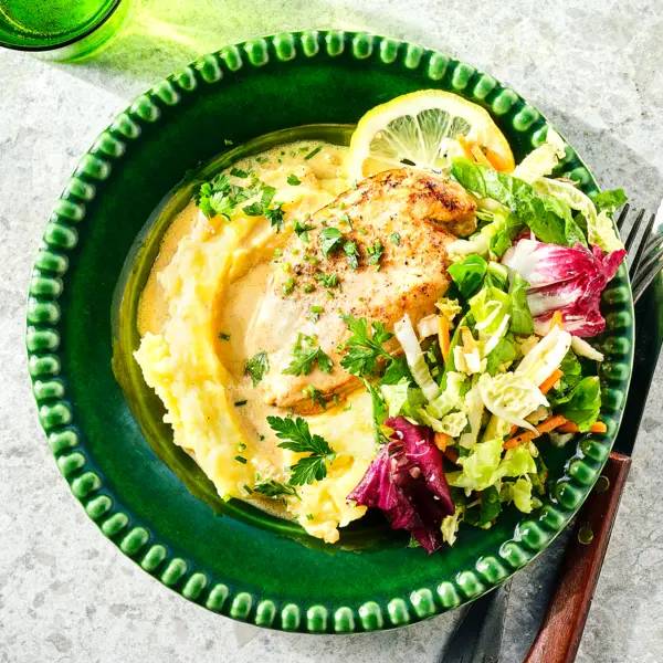 Poulet crémeux au citron avec purée et salade