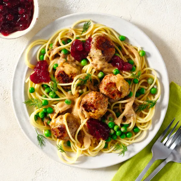 Pâtes aux boulettes de viande avec petits pois