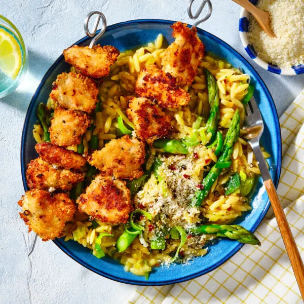 Orzo au citron et asperges vertes aux brochettes de poulet croustillantes