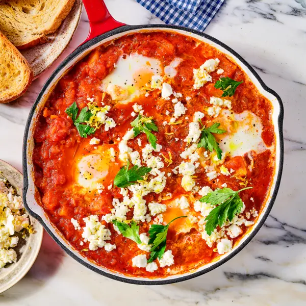 Shakshuka au potimarron, feta et toasts à l'ail