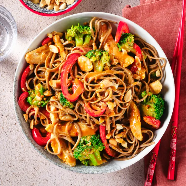 Nouilles au poulet, sauce cacahuètes