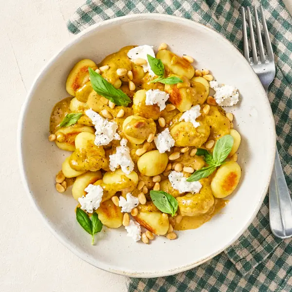 Gnocchis au pesto rosso, chèvre & pignons