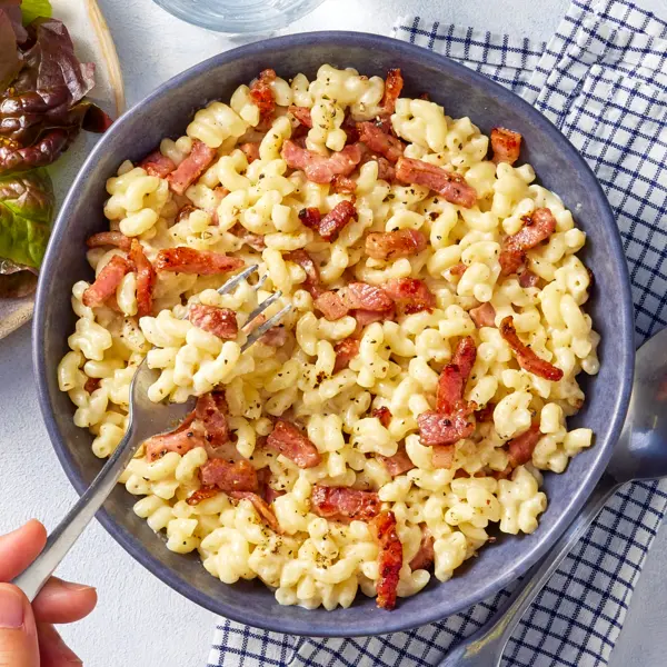 Coquillettes savoyardes & salade