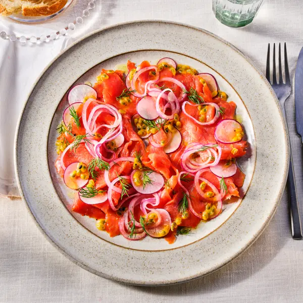 Carpaccio de saumon fumé et vinaigrette au fruit de la passion