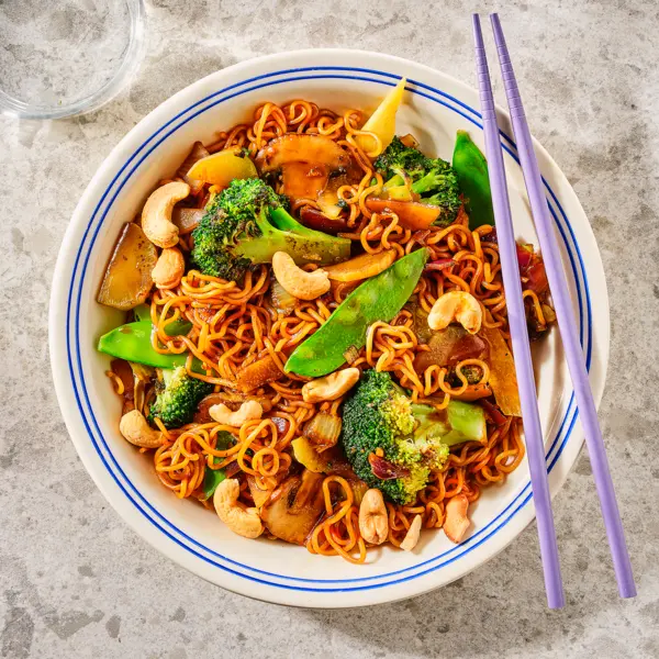 Wok de nouilles japonaises aux légumes