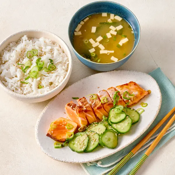 Tataki de saumon, soupe miso et concombre