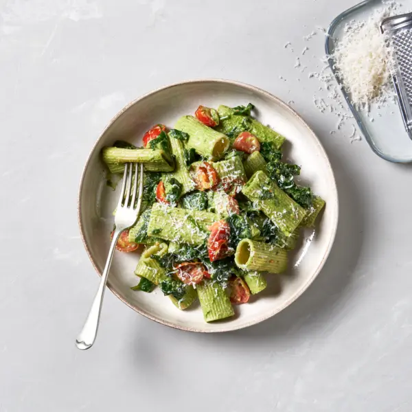 Rigatoni au pesto d'avocat et d'épinards