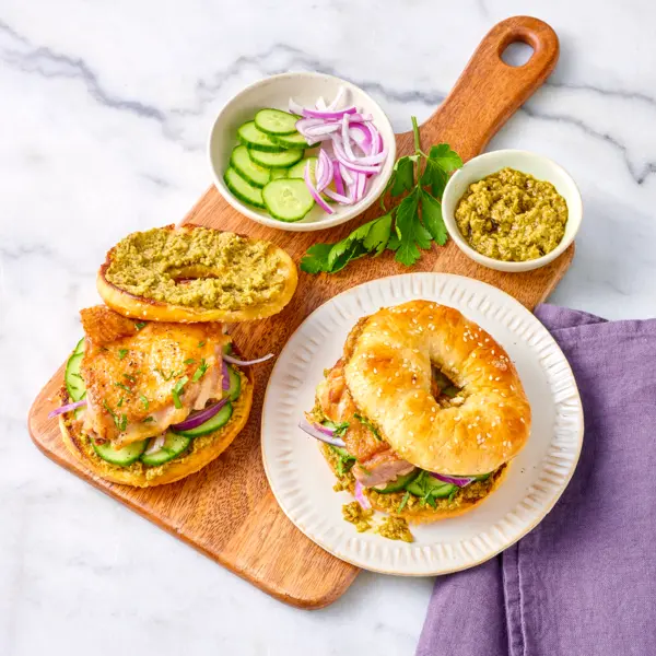 Bagel au poulet caramélisé et pesto de miso