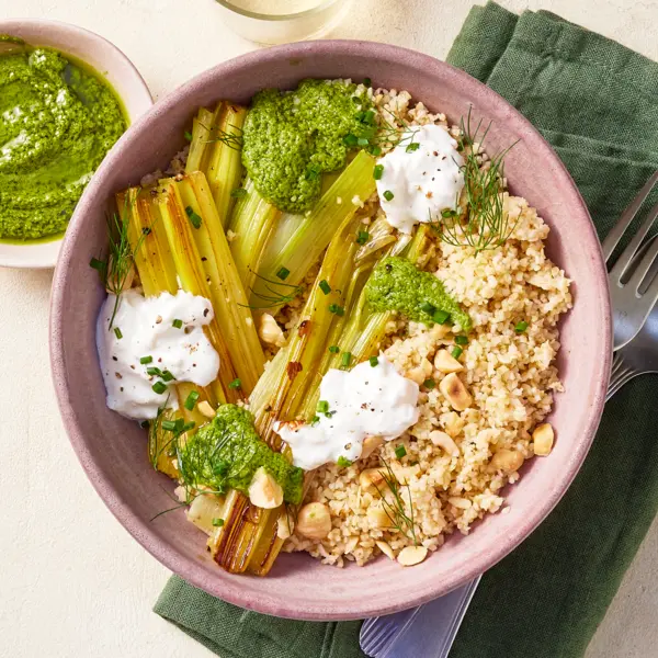 Poireaux fondants, pesto & burrata