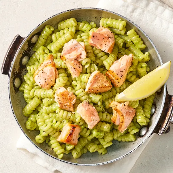Pâtes au pesto, saumon frais et citron