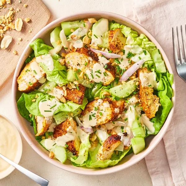 Salade de poulet à la sauce cacahuète