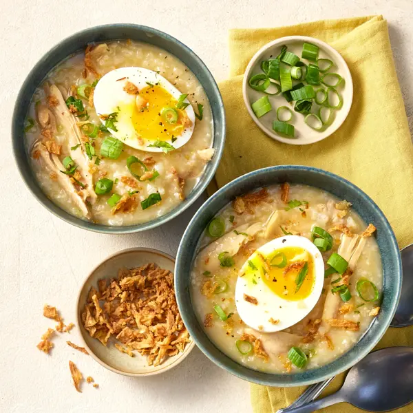 Congee crémeux au poulet & oeuf mollet