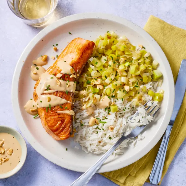 Pavé de saumon, poireaux & sauce cacahuète