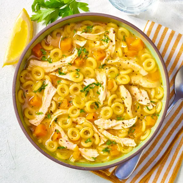 Le meilleur bouillon de pâtes au poulet effiloché