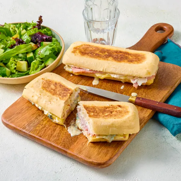 Panini jambon et 3 fromages avec salade