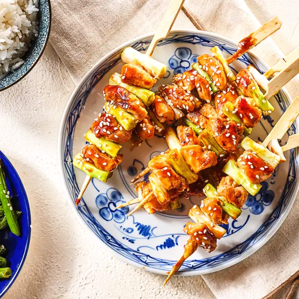 Brochettes de poulet Yakitori aux haricots rôtis