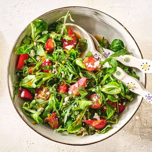 Salade verte aux fraises