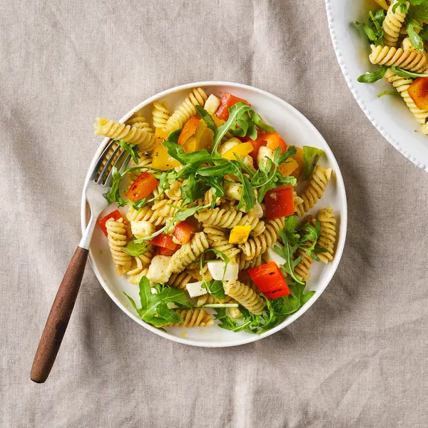 Salade de pâtes pesto-mozza