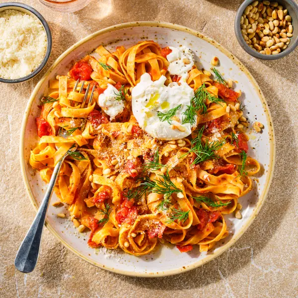 Tagliatelles à la sauce aux aubergines et à la burrata onctueuse
