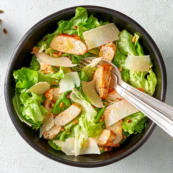 Salade poulet, parmesan et pignons de pin