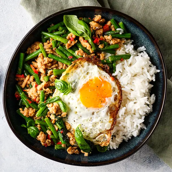 Riz sauté thaïlandais avec œuf frit & basilic