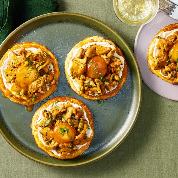 Tartelettes girolles & jaune d'œuf confit au soja