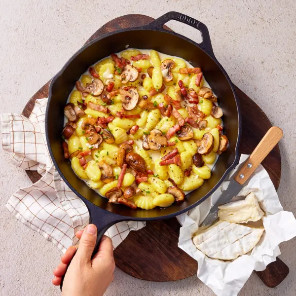 Gnocchis et lardons à la Normande sauce camembert