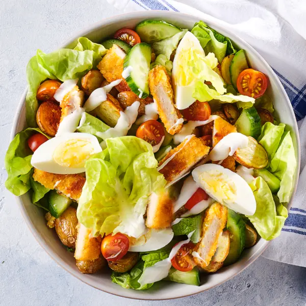 Salade César avec escalope de dinde et œuf