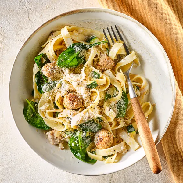 Tagliatelles crémeuses aux saucisses & épinards