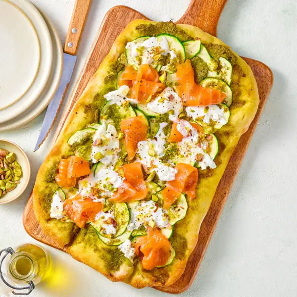 Pinsa burrata & saumon fumé base courgette pesto