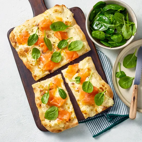 Pinsa crème, épinards & saumon fumé