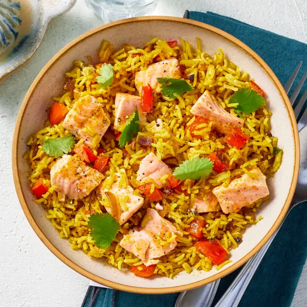 Riz sauté au saumon, curry & poivron