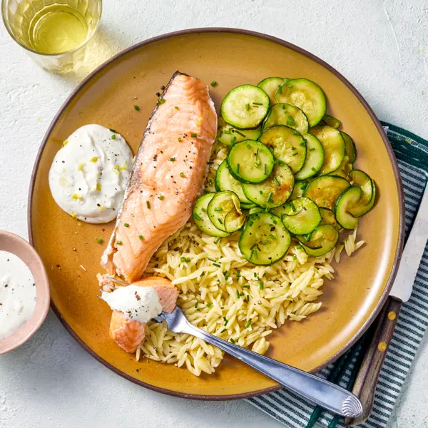 Saumon sauce féta & orzo courgettess