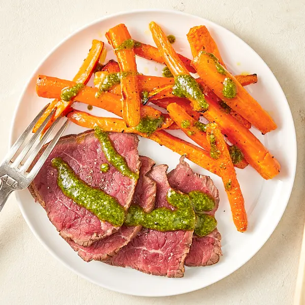 Rôti de boeuf, pesto et carottes rôties
