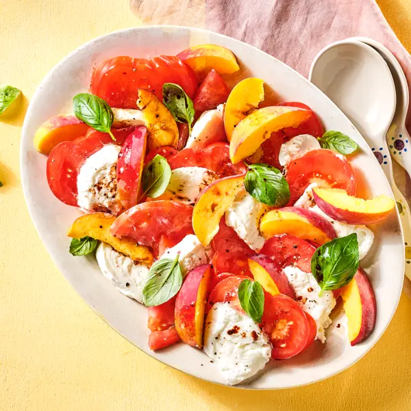 Caprese aux pêches grillées