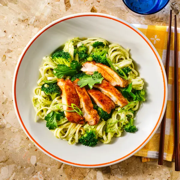 Nouilles vertes au gingembre, poulet et noix de cajou