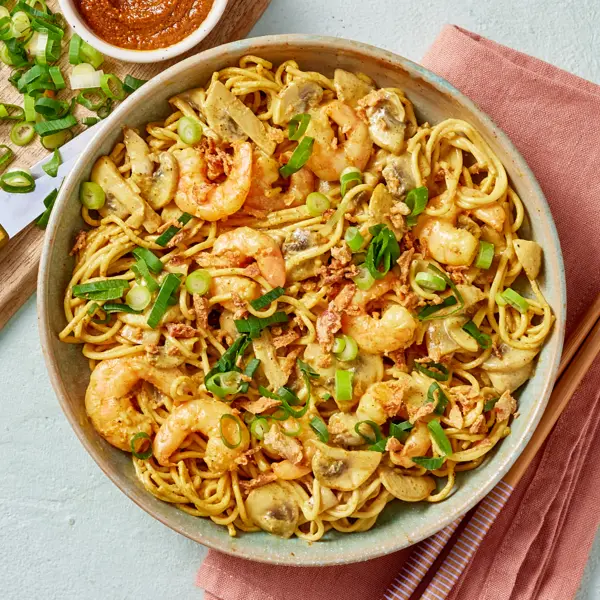 Nouilles sautées aux crevettes aux crevettes et curry