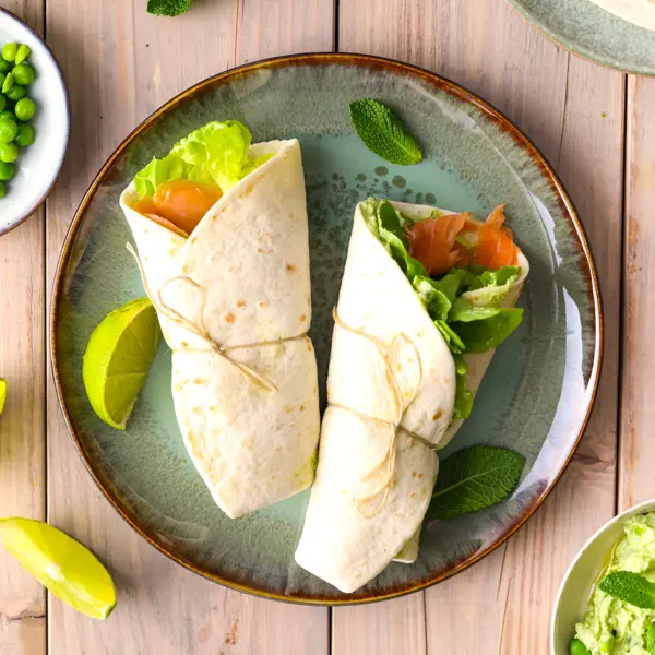 Wrap au saumon fumé et houmous de petit pois