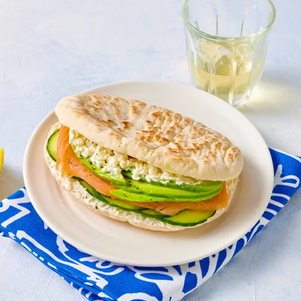Pita saumon fumé, fromage fouetté avocat et crudités