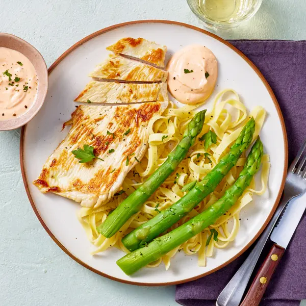 Tagliatelles et dinde grillée au skyr épicé