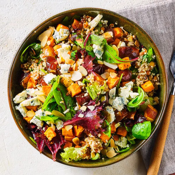 Salade d'automne chaude aux patates douces et fromage