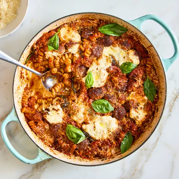 One-pot de fusilli aux boulettes à la sauce harissa et burrata