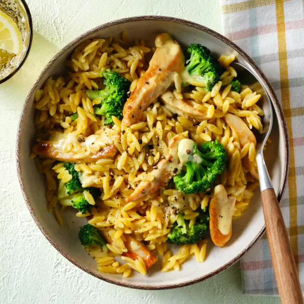 Orzo crémeux au poulet, miel et moutarde