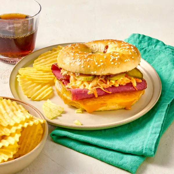 Bagel au pastrami coleslaw et cheddar