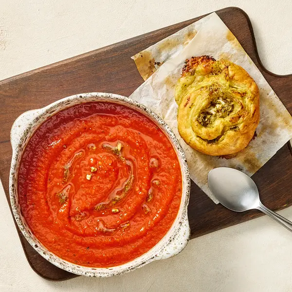 Soupe à la tomate & roulés pesto-mozza