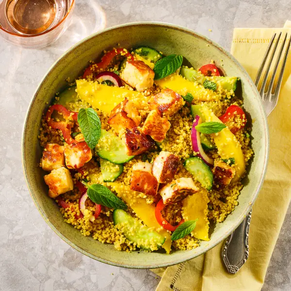 Salade de semoule et halloumi rôti à la mangue et légumes croquants