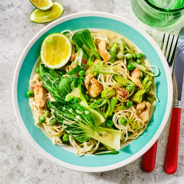 Poulet au curry vert avec nouilles et pak-choï
