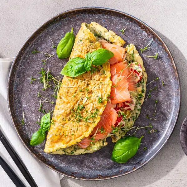 Omelette au fromage frais et à la truite fumée