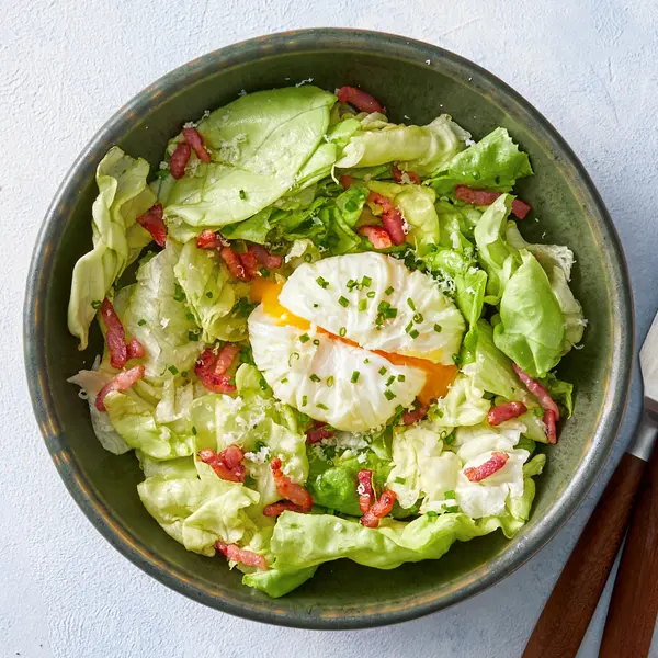 Salade aux lardons et œufs pochés